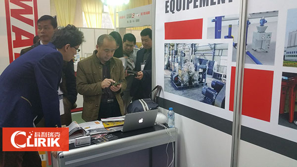 展會(huì)客戶(hù)咨詢(xún)我們超細(xì)磨粉機(jī)產(chǎn)品